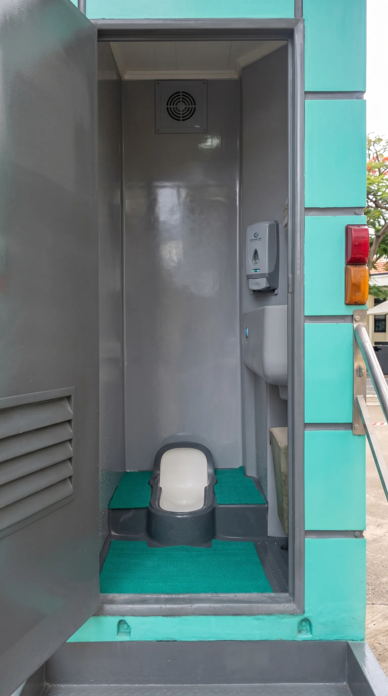 Hình ảnh cabin vệ sinh di động thực tế 2