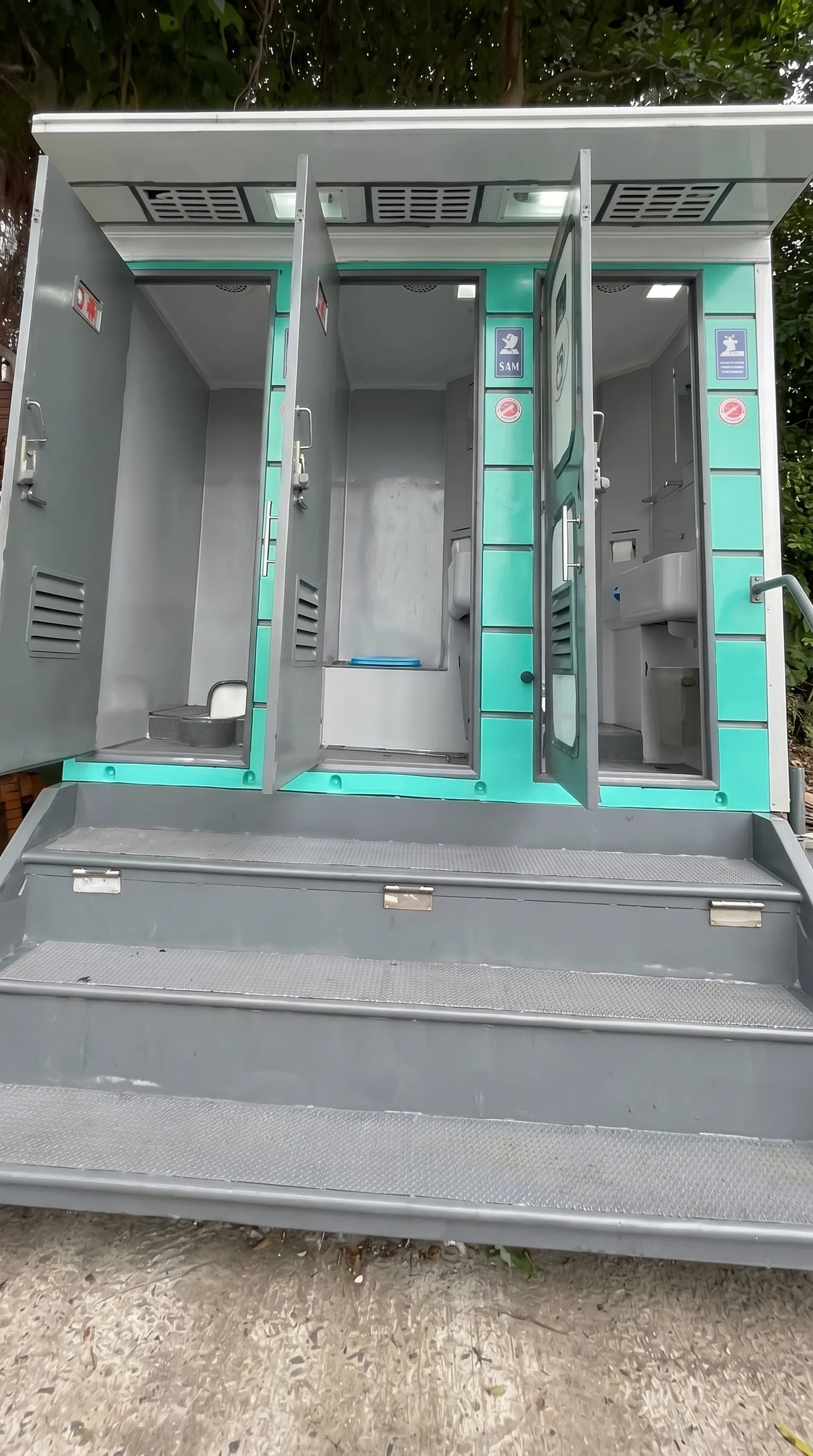 Hình ảnh cabin vệ sinh di động thực tế 8